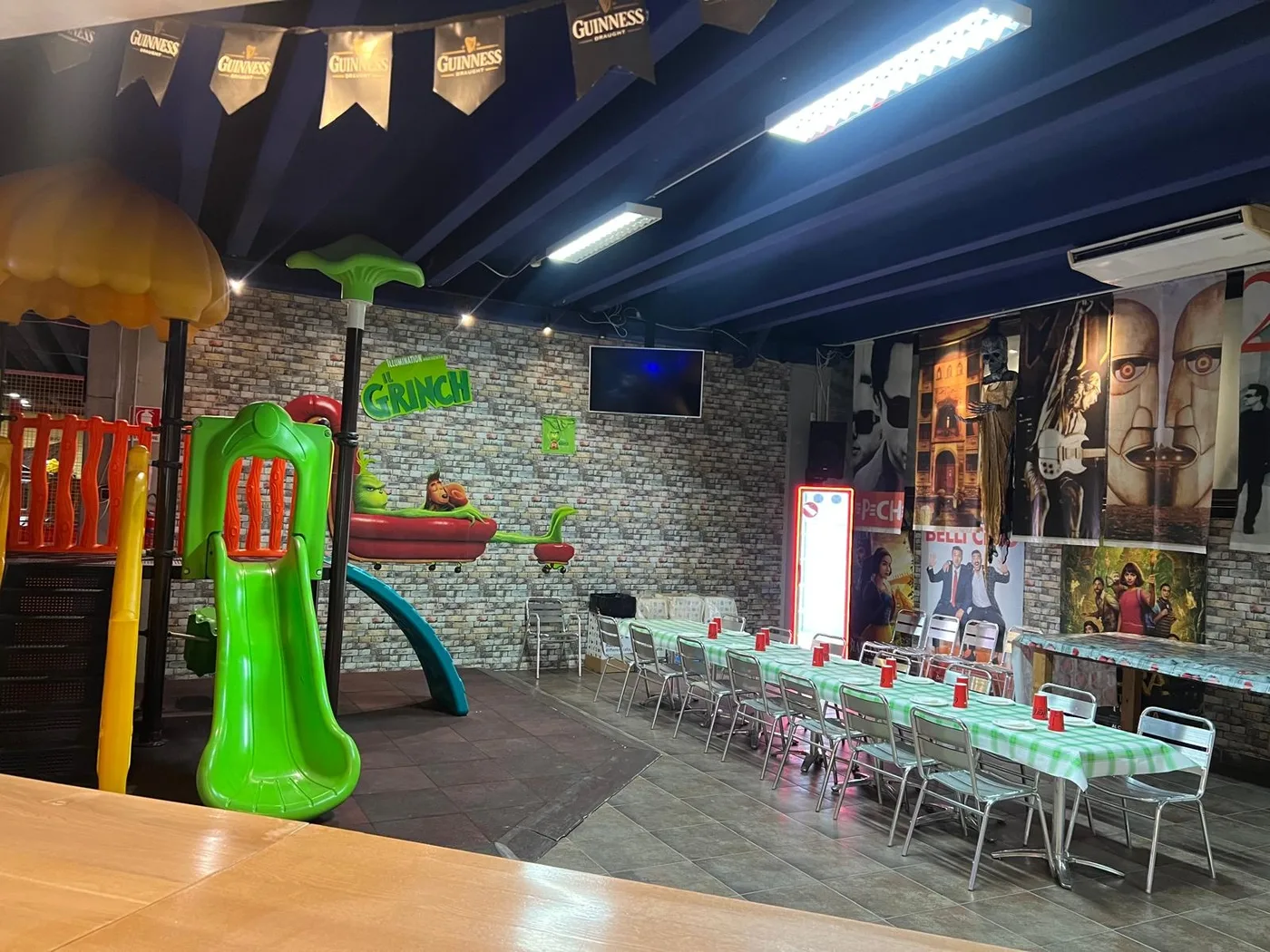Una tavolata apparecchiata per la festa, con lo scivolo accanto